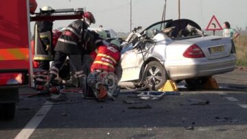 Mercedesul E-Klasse, făcut zob după impactul cu autocisterna