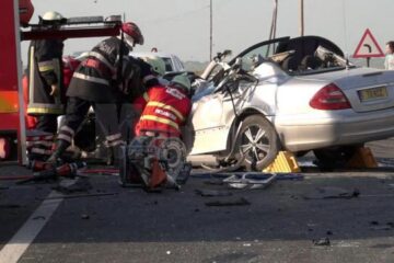 Mercedesul E-Klasse, făcut zob după impactul cu autocisterna