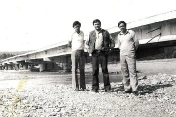 Maistrul Gheorghe Ciocârlan (în stânga) și inginerul Eugen Girigan (dreapta), la inaugurarea podului dintre Baia și Bogata