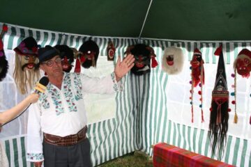 Muzeul Satului Bucovinean, însuflețit de zeci de artizani, meșteșugari și artiști de muzică populară