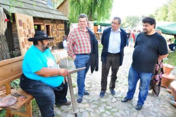 Muzeul Satului Bucovinean, însuflețit de zeci de artizani, meșteșugari și artiști de muzică populară