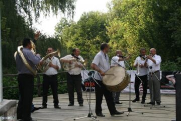 Muzeul Satului Bucovinean, însuflețit de zeci de artizani, meșteșugari și artiști de muzică populară