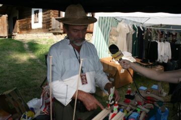 Muzeul Satului Bucovinean, însuflețit de zeci de artizani, meșteșugari și artiști de muzică populară