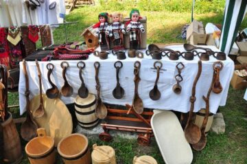 Muzeul Satului Bucovinean, însuflețit de zeci de artizani, meșteșugari și artiști de muzică populară