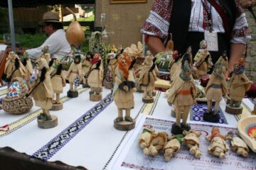 Muzeul Satului Bucovinean, însuflețit de zeci de artizani, meșteșugari și artiști de muzică populară