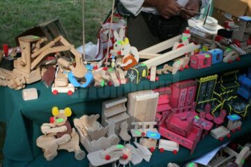 Muzeul Satului Bucovinean, însuflețit de zeci de artizani, meșteșugari și artiști de muzică populară