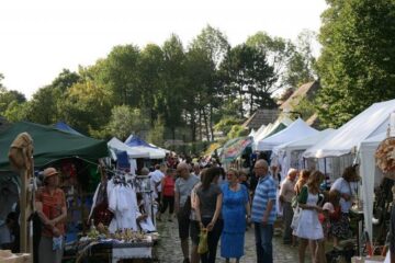 Muzeul Satului Bucovinean, însuflețit de zeci de artizani, meșteșugari și artiști de muzică populară