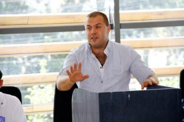Medicul-scriitor Florin Haidamac și-a lansat cartea „Jack Vindecătorul”. Foto: Ovidiu DONISA