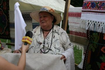 Muzeul Satului Bucovinean, însuflețit de zeci de artizani, meșteșugari și artiști de muzică populară