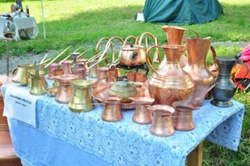 Muzeul Satului Bucovinean, însuflețit de zeci de artizani, meșteșugari și artiști de muzică populară