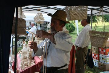Muzeul Satului Bucovinean, însuflețit de zeci de artizani, meșteșugari și artiști de muzică populară