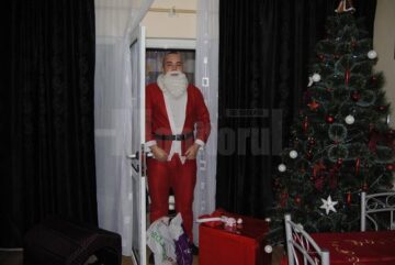 Anul trecut, de Crăciun, Dragoș s-a îmbrăcat în Moș Crăciun și i-a dăruit Adinei inelul de logodnă