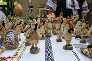 Muzeul Satului Bucovinean, însuflețit de zeci de artizani, meșteșugari și artiști de muzică populară