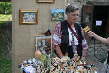 Muzeul Satului Bucovinean, însuflețit de zeci de artizani, meșteșugari și artiști de muzică populară
