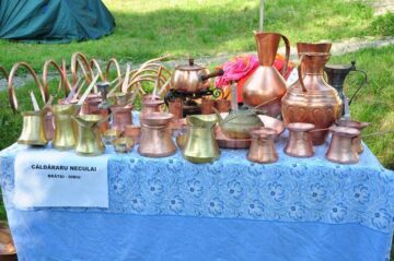 Muzeul Satului Bucovinean, însuflețit de zeci de artizani, meșteșugari și artiști de muzică populară