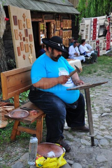 Muzeul Satului Bucovinean, însuflețit de zeci de artizani, meșteșugari și artiști de muzică populară
