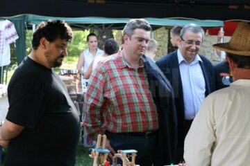 Muzeul Satului Bucovinean, însuflețit de zeci de artizani, meșteșugari și artiști de muzică populară