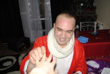 Anul trecut, de Crăciun, Dragoș s-a îmbrăcat în Moș Crăciun și i-a dăruit Adinei inelul de logodnă