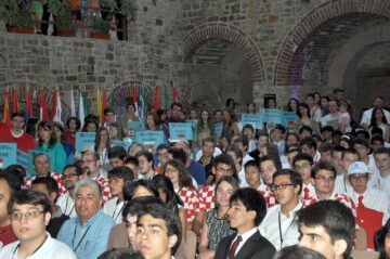 Invitați din 37 de țări, în curtea interioară a Cetății de Scaun s Sucevei