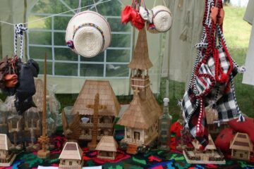Muzeul Satului Bucovinean, însuflețit de zeci de artizani, meșteșugari și artiști de muzică populară