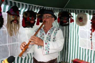 Muzeul Satului Bucovinean, însuflețit de zeci de artizani, meșteșugari și artiști de muzică populară