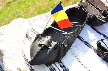 Muzeul Satului Bucovinean, însuflețit de zeci de artizani, meșteșugari și artiști de muzică populară