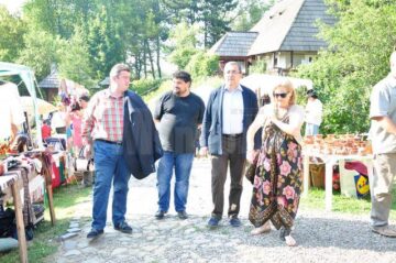 Muzeul Satului Bucovinean, însuflețit de zeci de artizani, meșteșugari și artiști de muzică populară