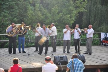 Muzeul Satului Bucovinean, însuflețit de zeci de artizani, meșteșugari și artiști de muzică populară