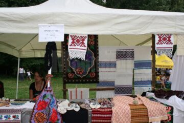 Muzeul Satului Bucovinean, însuflețit de zeci de artizani, meșteșugari și artiști de muzică populară