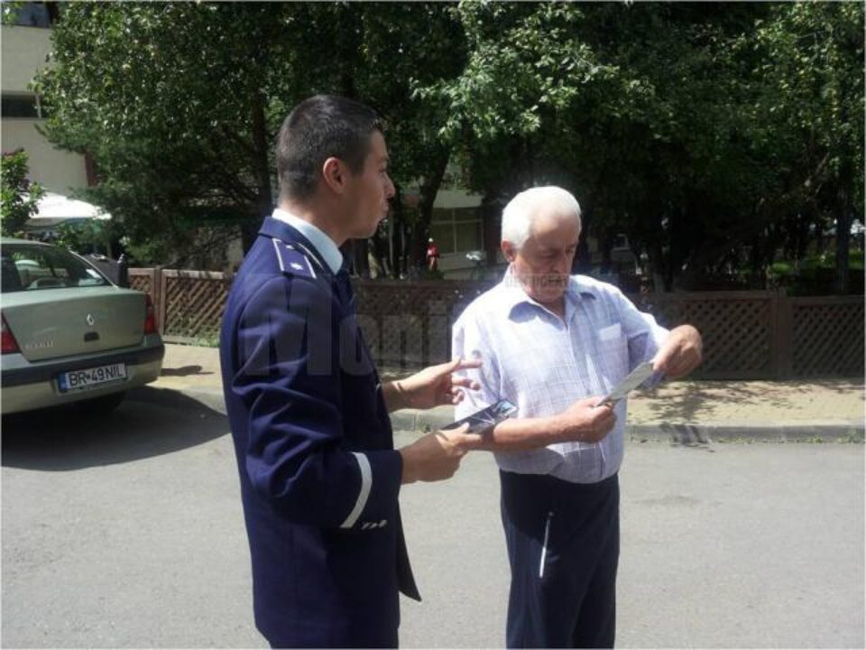Polițiștii au distribuit zilele trecute peste 1000 de materiale informative despre prevenirea furturilor din locuințe Polițiștii au distribuit zilele trecute peste 1000 de materiale informative despre prevenirea furturilor din locuințe