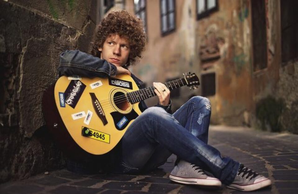 Trofeul Festivalului „Folk You! Florian Pittiș” de la Vama Veche a fost câștigat de suceveanul Claudiu Iulian Palalae, de 19 ani