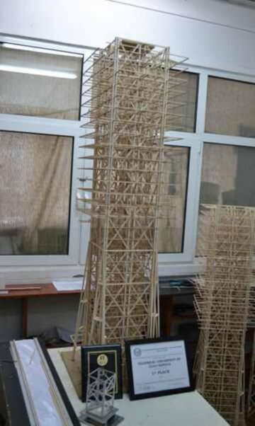 Macheta a fost construită din lemn de balsa și adeziv, cu dimensiuni impuse de organizatorii competiției