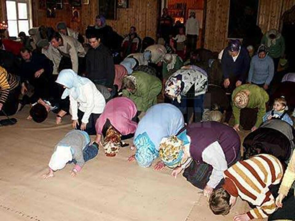 Metaniile însoțesc rugăciunea și sunt semnul smereniei și al capacității de a ne recunoaște greșelile în fața lui Dumnezeu și în fața oamenilor