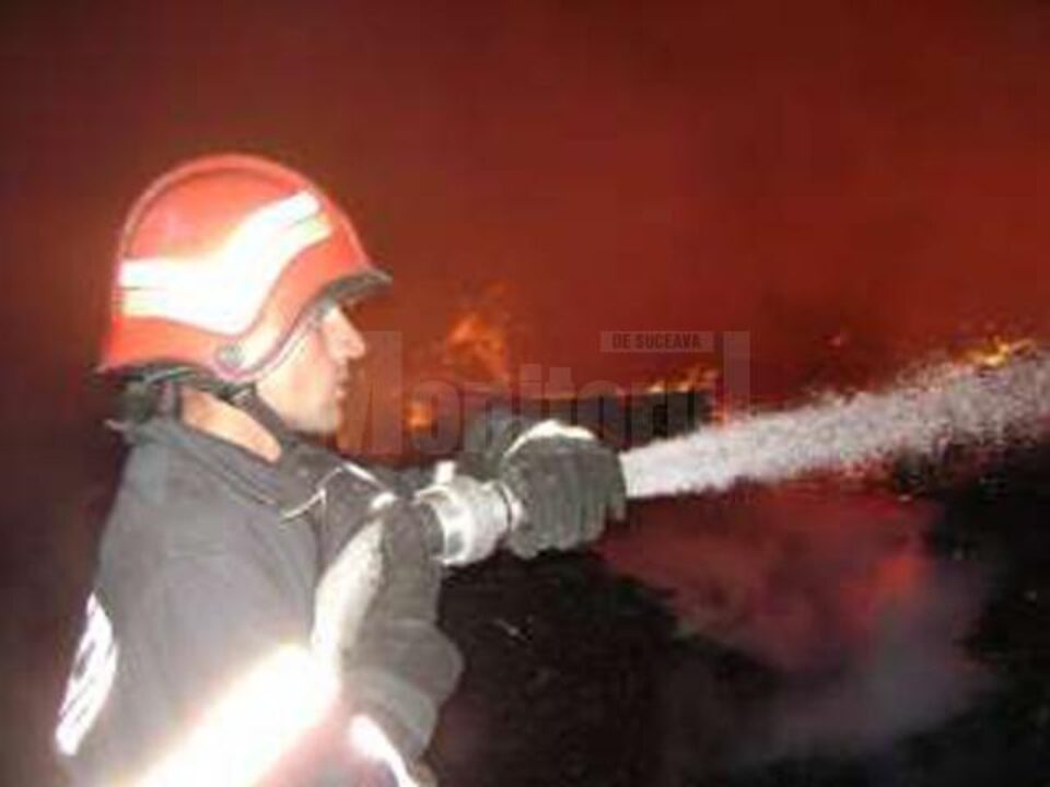 Două gospodării, afectate de un incendiu provocat de un trăsnet