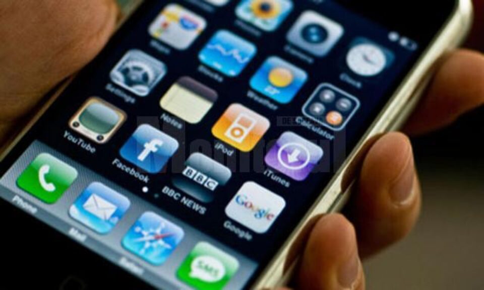 Tinerii tâlhăriți aveau telefoane scumpe, care au atras atenția autorului