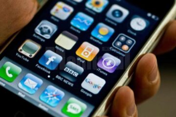 Tinerii tâlhăriți aveau telefoane scumpe, care au atras atenția autorului