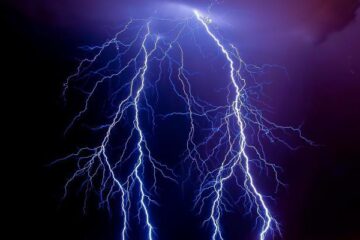 Descărcările electrice au omorât o femeie și au distrus două gospodării