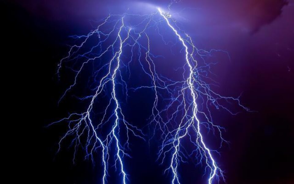 Descărcările electrice au omorât o femeie și au distrus două gospodării