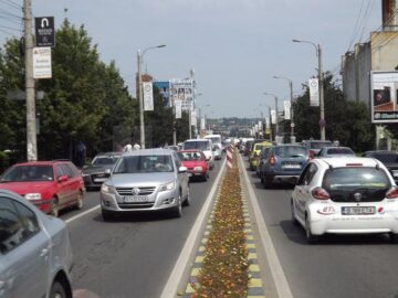 Porțiunea dintre cele două sensuri giratorii de pe Calea Unirii a fost sufocată de numărul mare de autovehicule din trafic