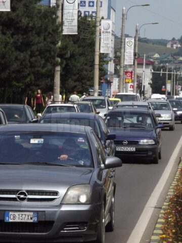 Porțiunea dintre cele două sensuri giratorii de pe Calea Unirii a fost sufocată de numărul mare de autovehicule din trafic