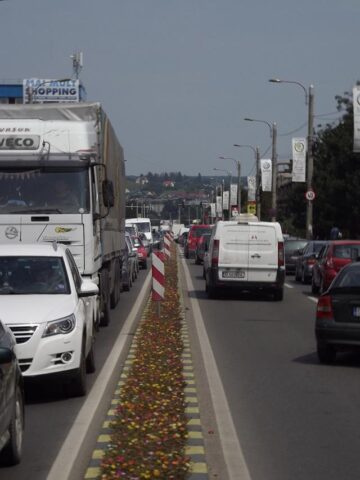 Porțiunea dintre cele două sensuri giratorii de pe Calea Unirii a fost sufocată de numărul mare de autovehicule din trafic