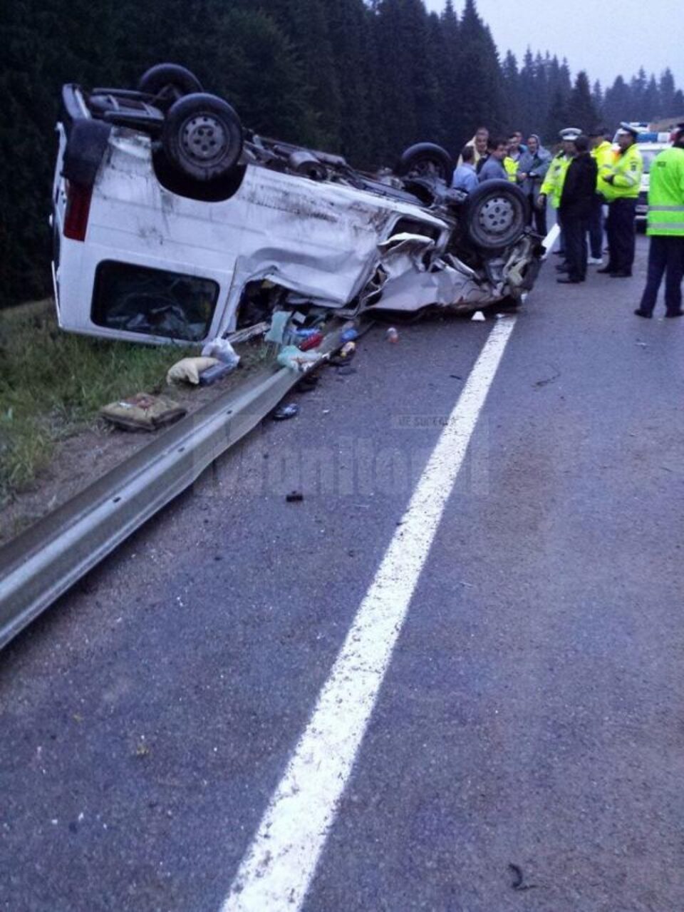 Un mort și trei răniți, după ce un microbuz care venea din Franța s-a răsturnat la intrarea în județul Suceava