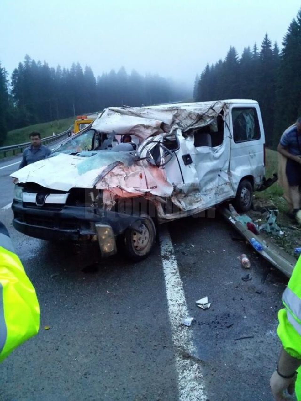 Un mort și trei răniți, după ce un microbuz care venea din Franța s-a răsturnat la intrarea în județul Suceava