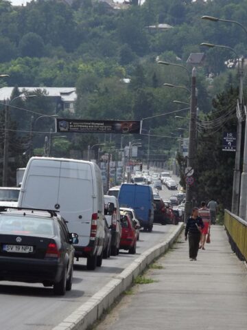 Porțiunea dintre cele două sensuri giratorii de pe Calea Unirii a fost sufocată de numărul mare de autovehicule din trafic