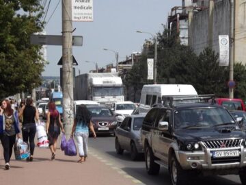 Porțiunea dintre cele două sensuri giratorii de pe Calea Unirii a fost sufocată de numărul mare de autovehicule din trafic