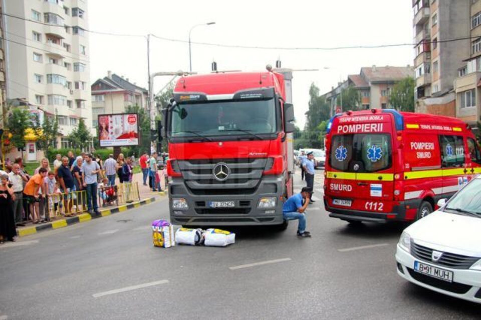 O fetiță de 6 ani și bunicul ei, accidentați pe trecerea de pietoni de un tir