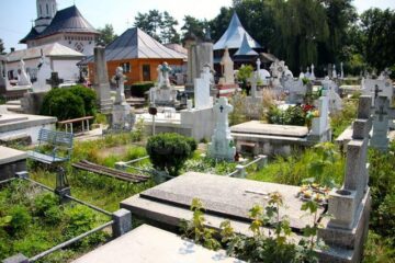 Morminte noi și vechi, în cimitirul Pacea