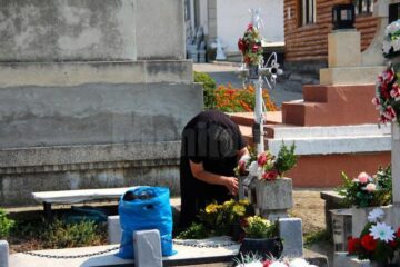 Chiar daca plătesc taxe, mulți suceveni îngrijesc singuri mormintele celor dragi