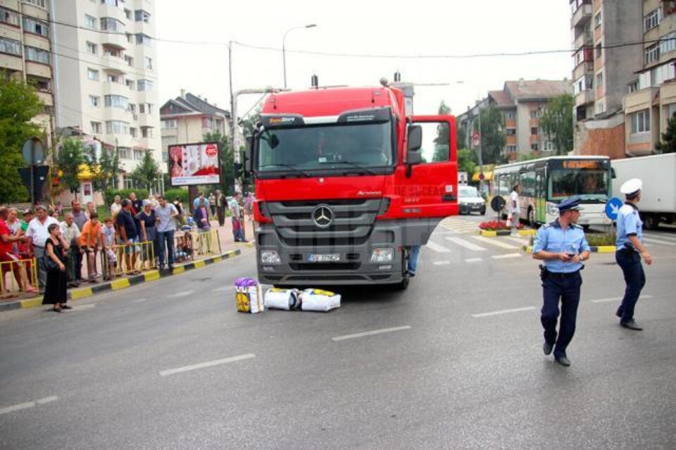 Din ancheta poliției rezultă că vinovat de accident este șoferul tirului, care a intrat pe marcajul pietonal pe culoarea roșie a semaforului