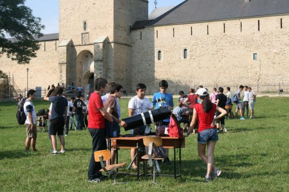 Platoul Mănăstirii Dragomirna a fost animat de zeci de participanți la Olimpiada Internațională de Astronomie și Astrofizică